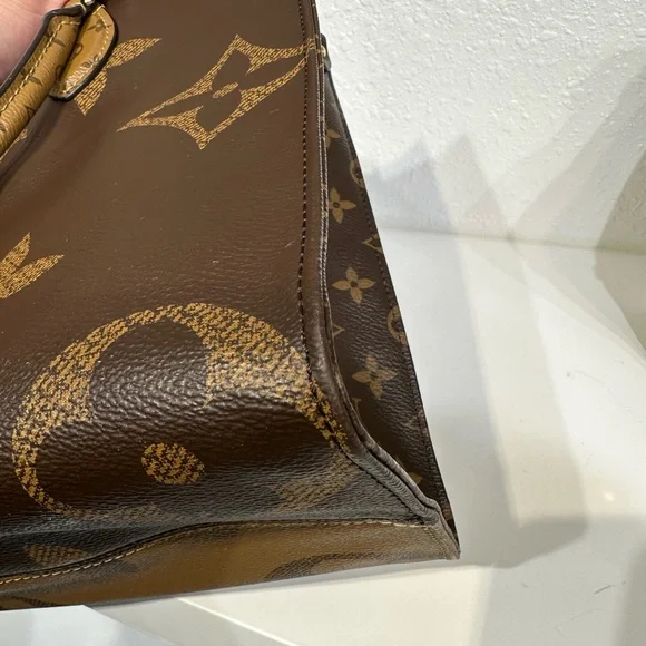 Louis Vuitton Monogram Canvas OnTheGo MM Shoulder Bag Totes - Picture 5 of 11